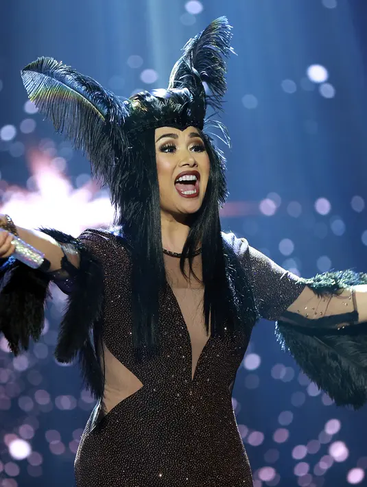 Ditemui di kawasan TB Simatupang, Jakarta Selatan, Kamis malam (1/10/2015), pemilik nama Titi Dwijayanti ini mengaku memang banyak mengenal jenis batik dari berbagai daerah. (Deki Prayoga/Bintang.com)