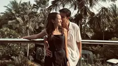 Tidak lama setelah beredar kabar keduanya berpacaran, Sandrinna Michelle dan Junior Roberts pamer foto mesra ini. Sebelumnya kebersamaan keduanya hanya diunggah oleh fans, kini Sandrinna dan Junior kompak unggah foto romantis di Instagram disertai caption yang bikin baper. Dalam unggahan ini, Junior tak malu sebut Sandrinna adalah kesayangannya. (Liputan6.com/IG/@juniorrobertss)