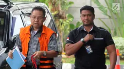Mantan anggota DPRD Sumatera Utara Tahan Manahan (kiri) Panggabean tiba di Gedung KPK, Jakarta, Senin (19/11). Tahan mendapat pengawalan petugas saat akan menjalani pemeriksaan penyidik KPK. (Merdeka.com/Dwi Narwoko)