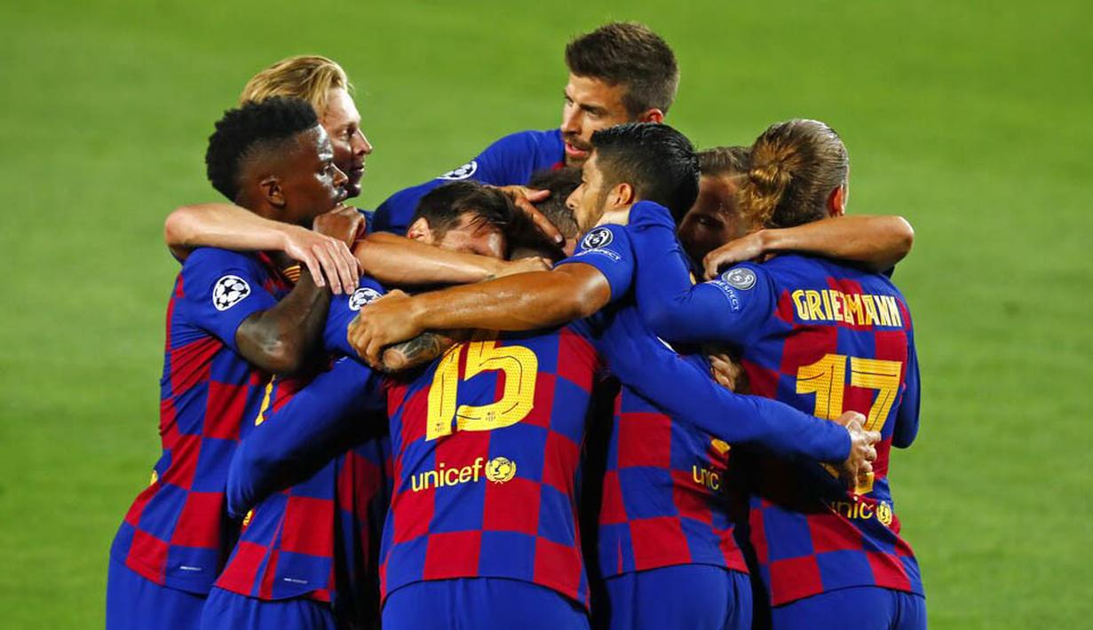 Para pemain Barcelona, merayakan gol yang dicetak oleh Clement Lenglet ke gawang Napoli pada laga Liga Champions di Stadion Camp Nou, Sabtu (8/8/2020). Barcelona menang 3-1 atas Napoli. (AP/Joan Monfort)