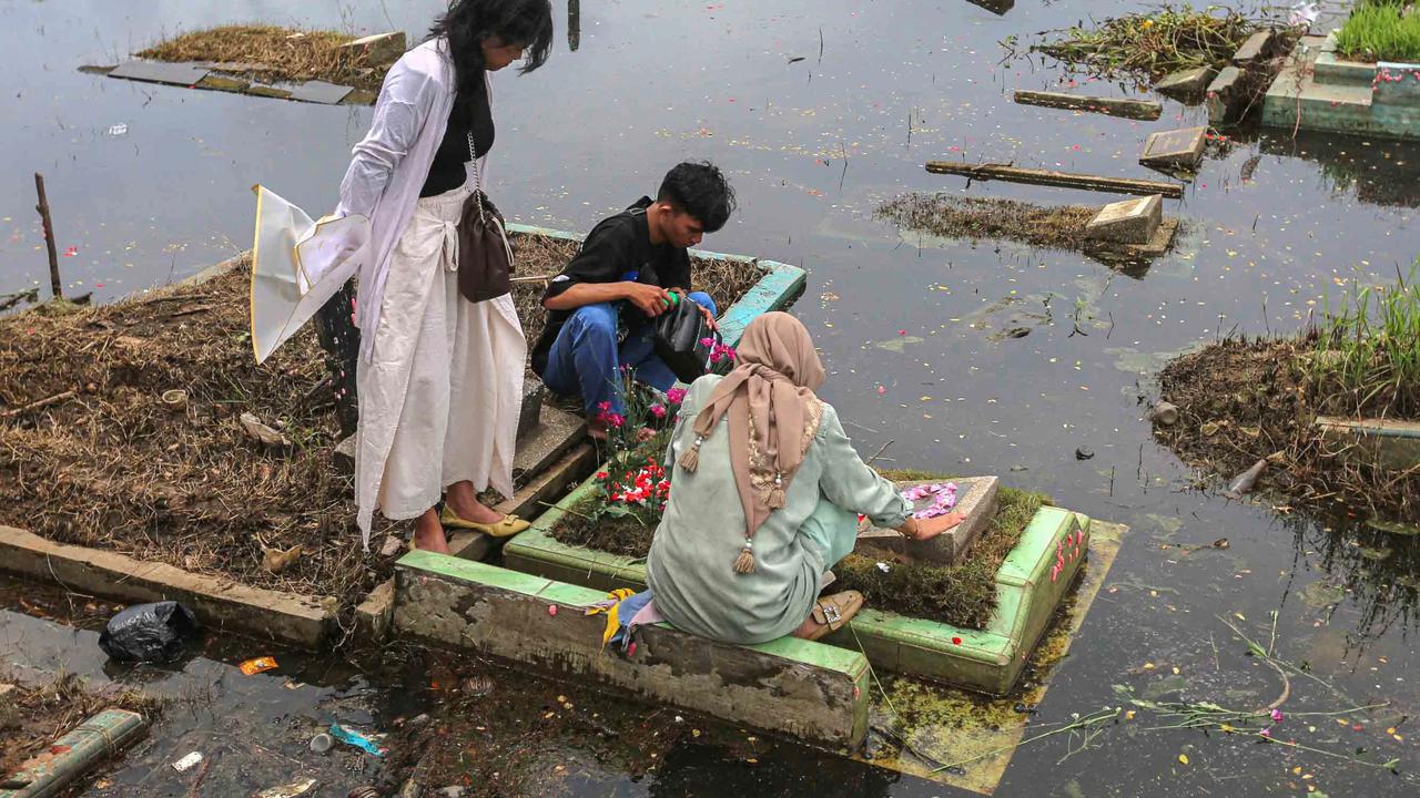 FOTO: Perjuangan Warga Berziarah di Tengah Banjir TPU Semper