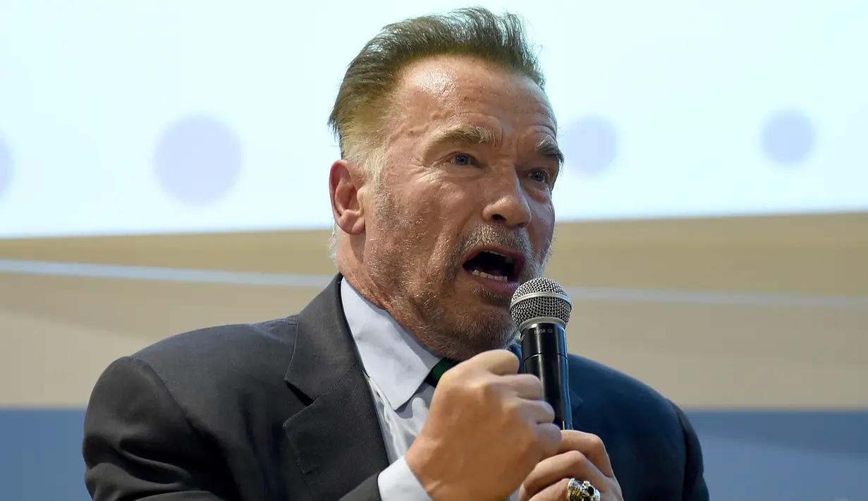 Arnold Schwarzenegger saat menjadi pembicara dalam Konferensi Perubahan Iklim PBB COP24 di Katowice, Polandia (3/12). Mantan Gubernur California itu tampak bersemangat saat menyampaikan pidatonya dalam konferensi itu. (AFP Photo/Janek Skarzynski)