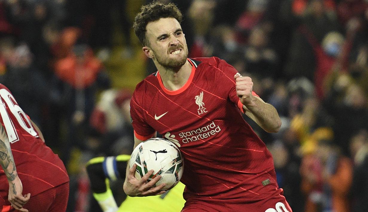 Diogo Jota. Striker Portugal berusia 25 tahun yang kini memasuki musim ke-2 bersama Liverpool ini menempati posisi kelima sebagai pemain Liga Inggris pencetak gol terbanyak di semua ajang kompetisi. Hingga kini ia telah mencetak 17 gol di semua ajang dari total 37 laga. (AFP/Oli Scarff)