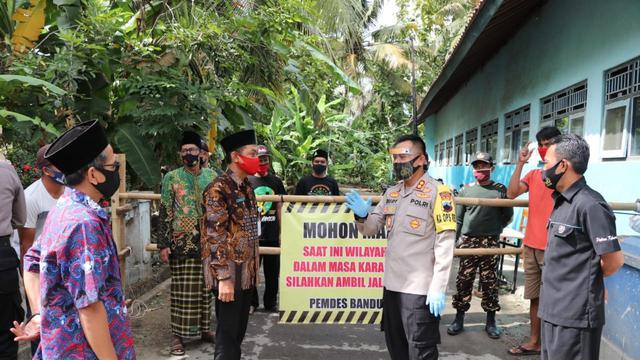 Kapolres Kebumen menyerahkan bantuan sembako untuk Ponpes Nurul Hidayah yang dikarantina atau lockdown akibat Covid-19. (Foto: Liputan6.com/Humas Polres Kebumen)