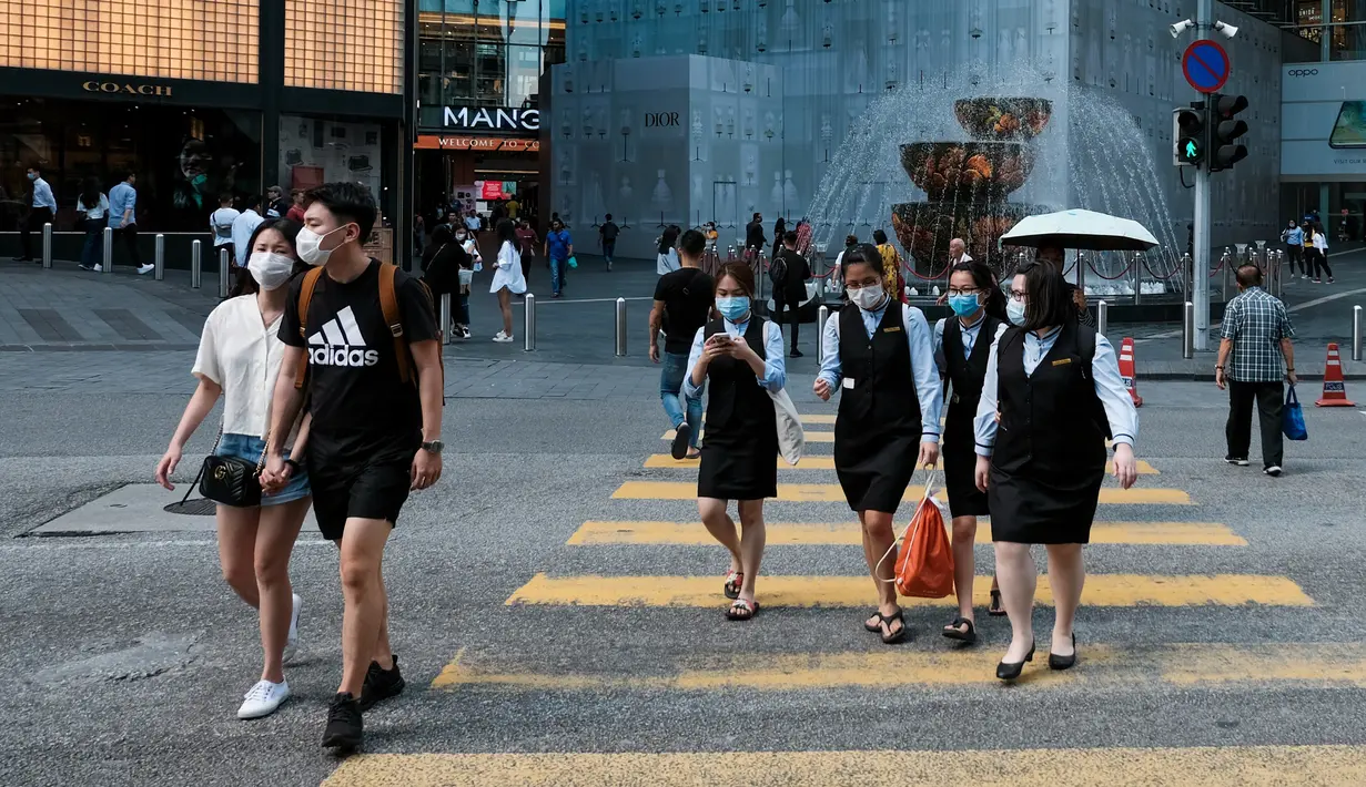 Sejumlah warga mengenakan masker karena kekhawatiran penyebaran virus corona COVID-19 di Kuala Lumpur, Malaysia, Senin (16/3/2020). Malaysia memberlakukan lockdown nasional karena melonjaknya jumlah kasus virus corona COVID-19. (Syaiful REDZUAN/AFP)
