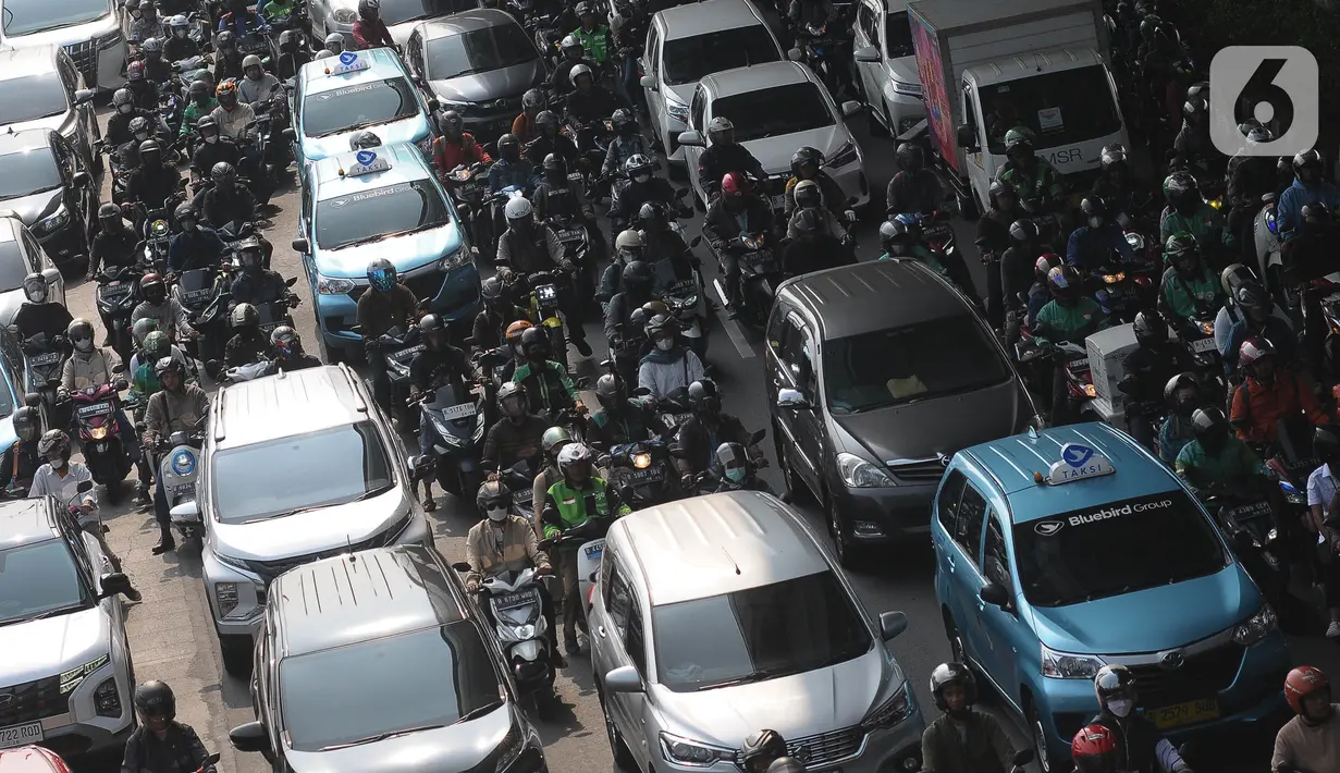 Sanksi berupa denda tilang untuk kendaraan roda dua tak lolos uji emisi sebesar Rp250 ribu. (merdeka.com/Imam Buhori)