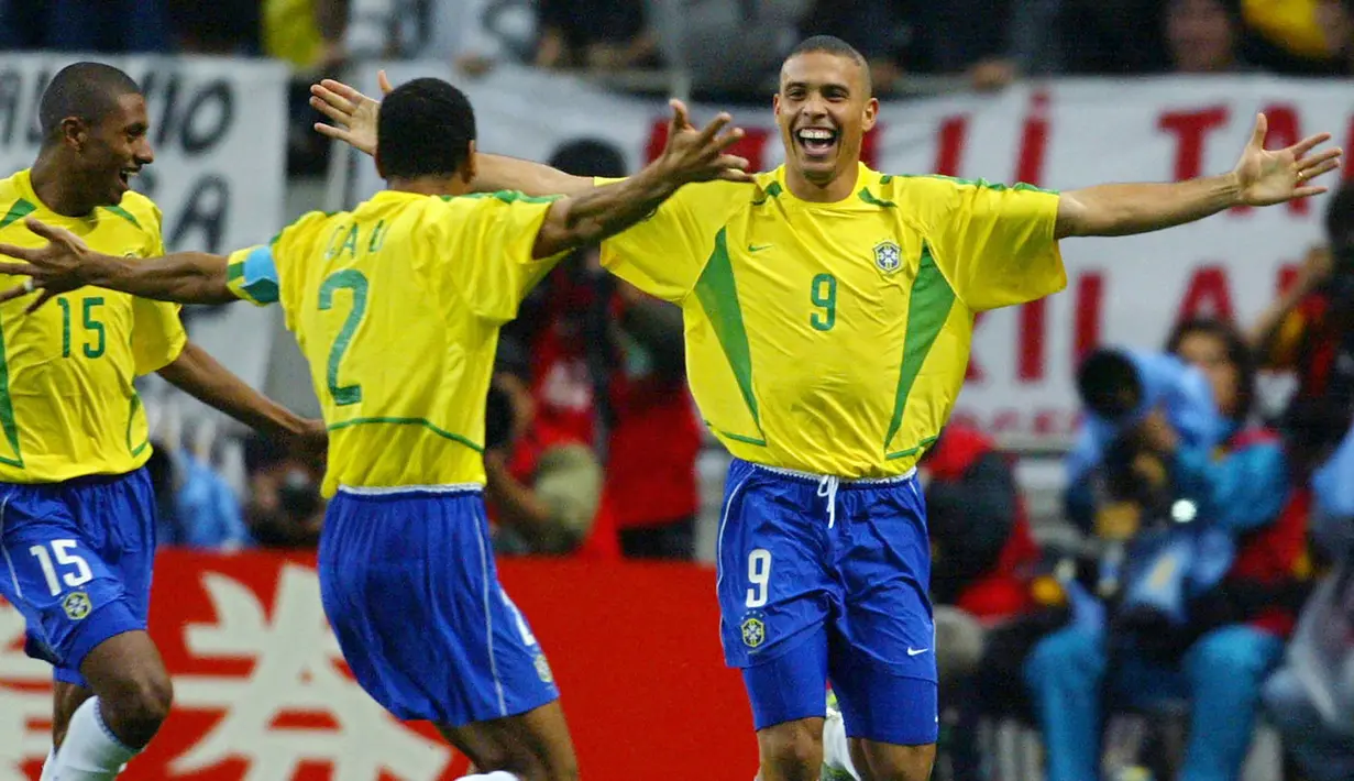 Ronaldo Nazario de Lima. Eks striker yang kini berusia 46 tahun dan telah pensiun pada Februari 2011 ini tercatat sebagai pengoleksi caps terbanyak kedua bersama Timnas Brasil dalam ajang Piala Dunia. Ia total bermain 19 laga dalam 4 edisi Piala Dunia mulai 1994 hingga 2006 dengan torehan 15 gol dan 5 assist. Ia sempat menjadi pencetak gol terbanyak di ajang Piala Dunia dengan 15 golnya, dan baru dipatahkan oleh Miroslav Klose dengan 16 gol sejak edisi 2014. Total 2 trofi juara berhasil diraihnya pada edisi 1994 dan 2002. Namun pada 1994 ia hanya duduk di bangku cadangan tanpa sekalipun dimainkan. (AFP/Antonio Scorza)