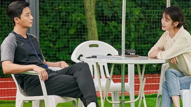Park Seo Joon dan IU dalam film Korea Dream. (Megabox Plus M via Soompi)