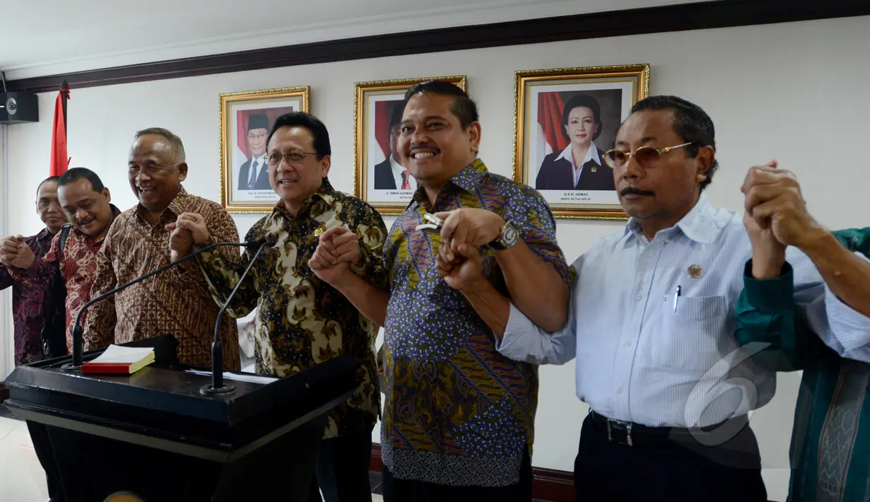 Plt Ketua KPK Taufiquerachman Ruki (ketiga kiri), Ketua DPD RI Irman Gusman (tengah), Ketua Komite II DPD RI Parlindungan Purba (kedua kanan) seusai konferensi pers di Komplek Parlemen Senayan, Jakarta, Jumat (27/3/2015). (Liputan6.com/Andrian M Tunay)