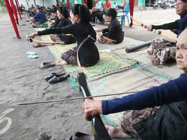 Sejumlah abdi dalem mengikuti lomba panahan tradisional gaya Mataram di Komplek Kraton Kesultanan Yogyakarta, Kamis (15/9). Lomba di selenggarakan oleh pengurus Jemparingan Gendhewa Mataraman dengan hadiah medali emas. (Liputan6.com/ Boy Harjanto)