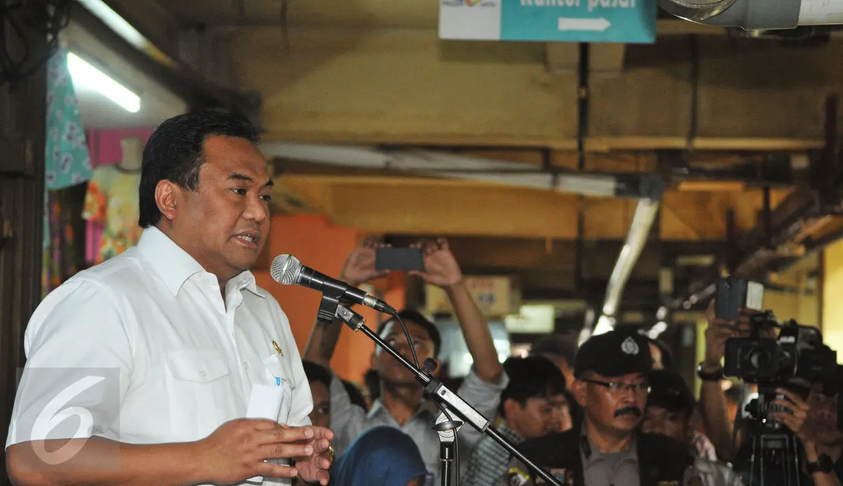 Rachmat Gobel berbicara dalam peresmian Depo Bapok Kita di Pasar Kramat jati, Jakarta, Senin (10/8/2015). Depo Bapok dapat menjaga stabilitas harga dan menjamin supplai agar masyarakat tidak khawatir harga bahan pokok naik. (Liputan6.com/Herman Zakharia)