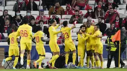 Bek Liverpool, Ibrahima Konate, membuka keran gol The Reds saat bertandang ke markas Benfica. Liverpool menang dengan skor 3-1. (AP/Armando Franca)