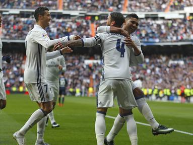 Para pemain Real Madrid merayakan gol Sergio Ramos saat melawan Malaga pada lanjutan La Liga di Santiago Bernabeu stadium, Madrid, Sabtu (21/1/2017). Madrid menang 2-1. (AP/Francisco Seco)