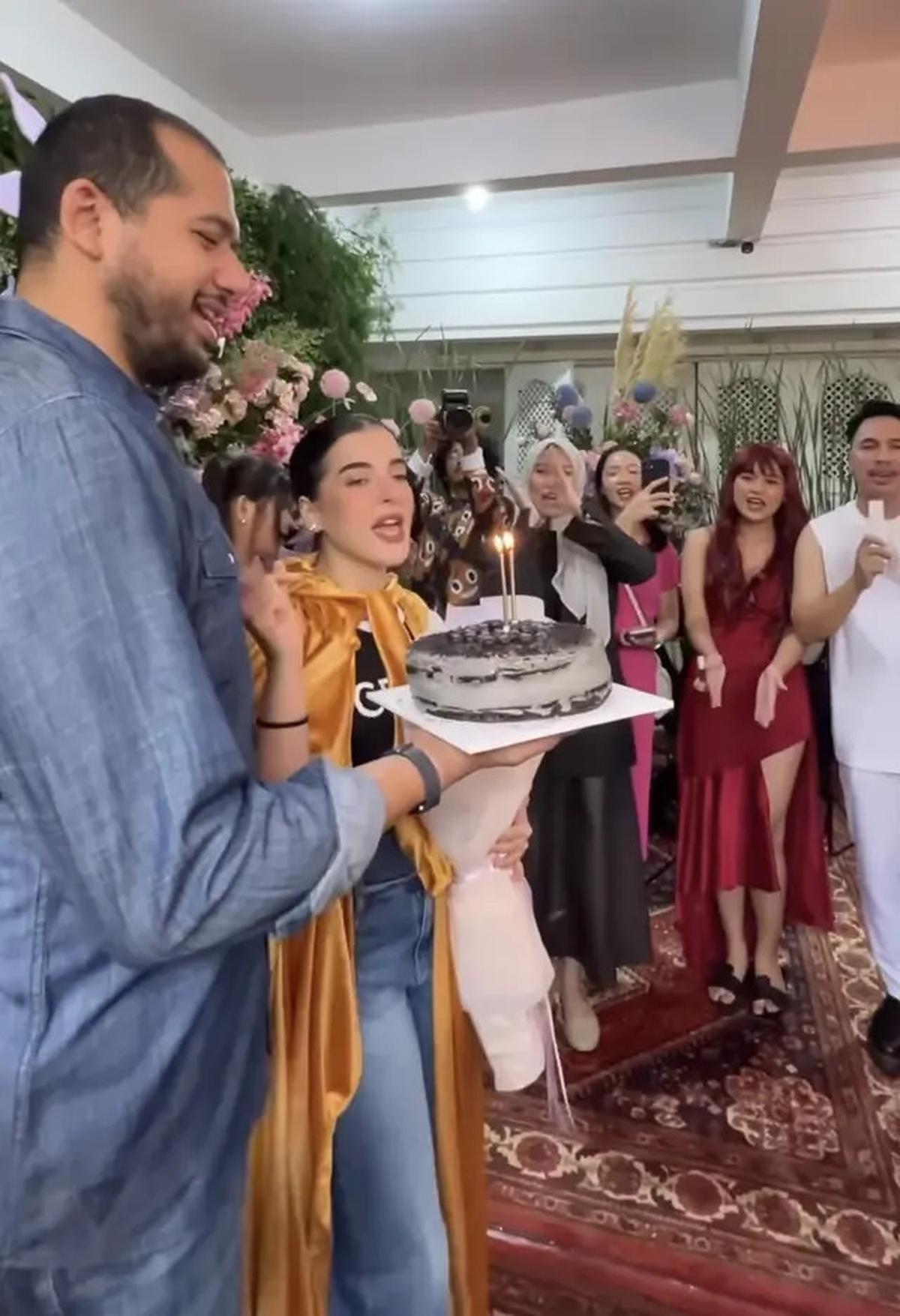 8 Potret Tampilan Tasya Farasya dan Tasyi Athasyia saat Rayakan Ulang Tahun ke-33 dengan Cara yang Berbeda