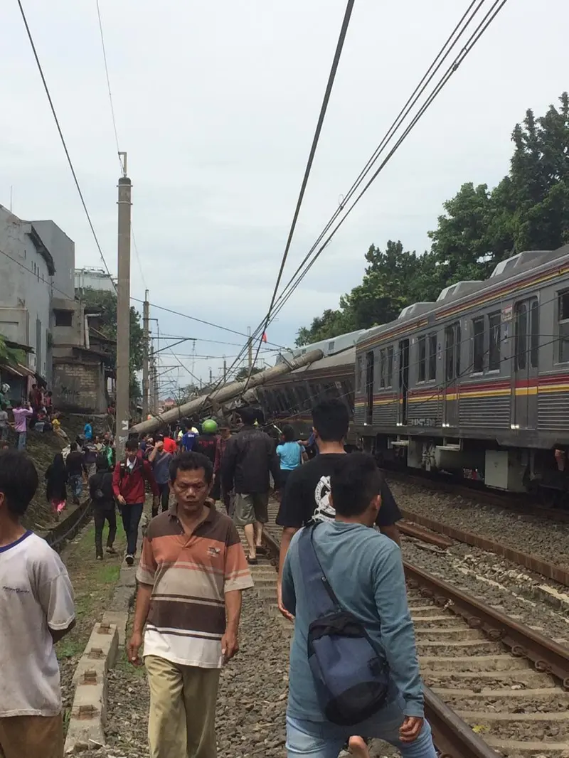 Tiang listrik mendadak menimpa gerbong KRL hingga masinis dilarikan ke rumah sakit dan sejumlah penumpang terjepit. (Asnida Riani)