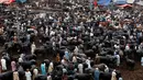 Aktivitas pedagang ternak dan pembeli hewan kurban di sebuah pasar hewan di Peshawar, Pakistan pada 2 Agustus 2019. Umat Islam di seluruh dunia akan merayakan Hari Raya Idul Adha yang identik dengan tradisi berkurban seperti kambing, domba, onta, sapi dan kerbau. (AP/Muhammad Sajjad)