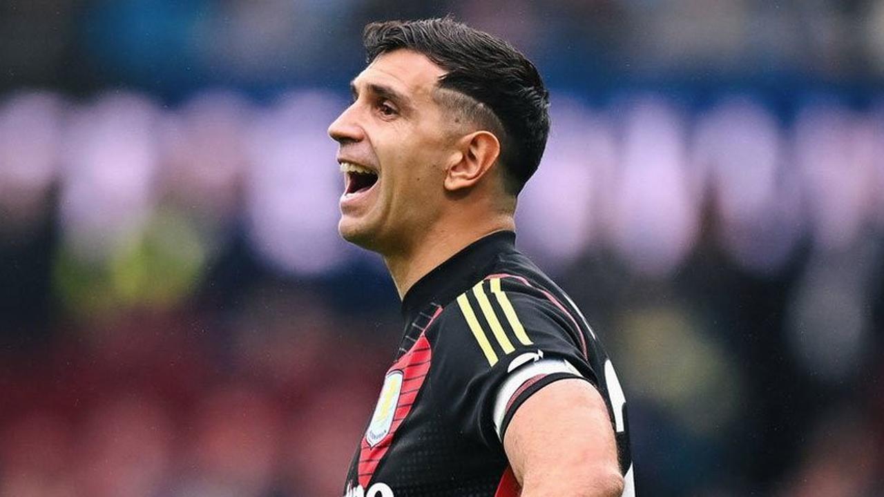 Bukan Sekedar Gosip, MU Mulai Bermanuver untuk Transfer Emiliano Martinez