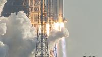 Roket Long March 5B lepas landas dari Pusat Peluncuran Ruang Angkasa Wenchang di Provinsi Hainan, China, Selasa (5/5/2020). Peluncuran ini menjadi program eksperimen untuk mengirim astronot ke stasiun luar angkasa dan eksplorasi antariksa. (STR/AFP)