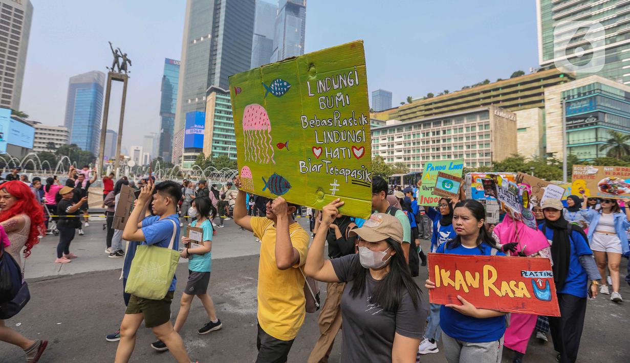 Target dari pawai ini adalah pengurangan sampah, khususnya sampah plastik, sebesar 30 persen dan penanganan sampah sebesar 70 persen pada 2025 sesuai dengan Peraturan Presiden Nomor 97 Tahun 2017. (Liputan6.com/Faizal Fanani)
