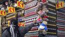 Seorang pembelanja melihat barang-barang di kios suvenir di Oxford Street di London, Rabu (15/2/2023). Angka inflasi awal tahun ini juga berada di bawah ekspektasi pada ekonomi, tetapi harga pangan dan energi yang semakin tinggi menekan daya beli rumah tangga Inggris. (AP Photo/Kirsty Wigglesworth)