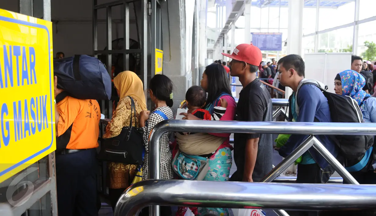 Sejumlah penumpang mengantri untuk masuk ruang tunggu kereta di Stasiun Senen Jakarta, Sabtu (2/1/2016). Hingga pukul 15.15 WIB, 10.345 penumpang telah diberangkatkan dari Stasiun Senen menuju sejumlah kota di pulau Jawa. (Liputan6.com/Helmi Fithriansyah)