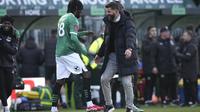 Manajer Plymouth Argyle, Miron Muslic, memeluk Darko Gyabi dari Plymouth Argyle setelah pertandingan sepak bola putaran keempat Piala FA Inggris antara Plymouth Argyle dan Liverpool di stadion Home Park di Plymouth, Inggris, Minggu, 9 Februari 2025. (AP Photo/Alastair Grant)