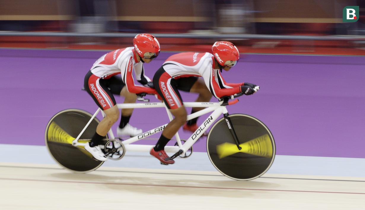 Pebalap sepeda Indonesia, Herman Halawa dan Pradana Diwan, saat beraksi pada Asian Para Games di Velodrome, Jakarta, Kamis (11/10/2018). Pasangan Indonesia ini meraih medali perunggu di nomor trek Individual Pursuit B putra. (Bola.com/M Iqbal Ichsan)
