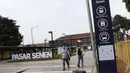 Warga berjalan memasuki area pedestrian di kawasan Stasiun Pasar Senen, Jakarta, Kamis (18/6/2020). Renovasi ini bagian dari penataan area integrasi antarmoda untuk memfasilitasi masyarakat, dari dan menuju stasiun serta yang ingin melanjutkan naik bus. (Liputan6.com/Helmi Fithriansyah)