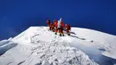 Anggota tim survei China mencapai puncak Gunung Qomolangma (27/5/2020). Sebuah tim survei China berhasil mencapai puncak Gunung Qomolangma pada Rabu (27/5) pagi waktu setempat, sebuah langkah penting dalam misi negara itu untuk mengukur kembali puncak tertinggi dunia. (Xinhua/Penpa)
