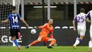 Pemain Fiorentina Federico Chiesa (kedua dari kanan) mencetak gol ke gawang Inter Milan pada pertandingan Serie A di Stadion San Siro, Milan, Italia, Sabtu (26/9/2020). Inter Milan mengalahkan Fiorentina dengan skor 4-3. (AP Photo/Luca Bruno)