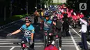 Masyarakat yang tergabung dalam Komunitas Bike to Work (B2W) Indonesia saat bersepeda memperingati hari bersepedah dunia di Jakarta Jumat (3/6/2022). (Liputan6.com/Angga Yuniar)
