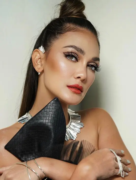 Luna Maya tampak fresh dengan pulasan makeup soft glam dan lipstik coral red. [@lunamaya]