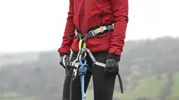 Kate memamerkan keterampilan abseilingnya pada hari yang penuh aksi di pusat penyelamatan Gunung Beacon di Wales.  (Matthew Horwood/Pool Photo via AP)