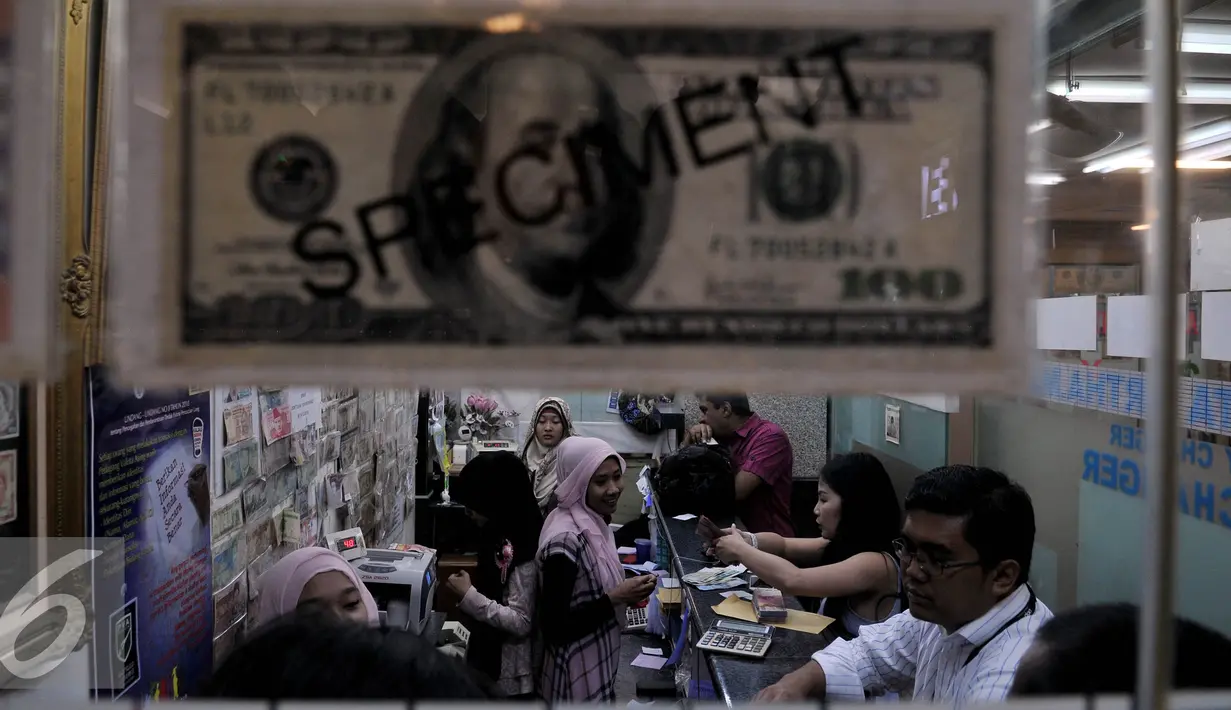 Suasana pengunjung di tempat penukaran uang di Jakarta, Senin (24/8/2015). Nilai tukar rupiah terhadap dolar Amerika Serikat (AS) terus menguat, Posisi dolar terus beranjak hingga di kisaran Rp 14.150. (Liputan6.com/Johan Tallo)