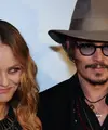 Setelah bercerai dari Amber Heard, sosok Johnny Depp memang tak lepas dari pemberitaan publik. Si duda keren yang satu ini juga tak jarang disebut dekat dengan beberapa wanita dan seakan mencari pengganti Amber. (AFP/Bintang.com)