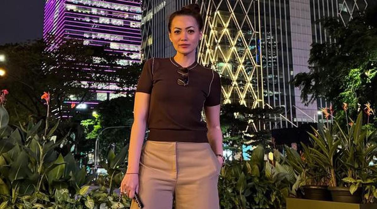 6 Gaya Kasual Elegan Christy Jusung yang Bikin Awet Muda di Usia 42 Tahun