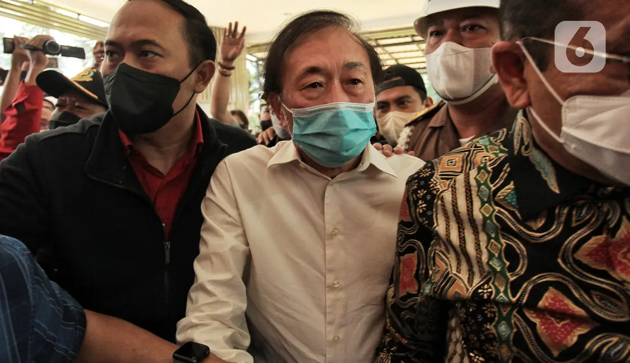 Surya Darmadi (70) alias Apeng, tersangka korupsi yang juga owner PT Darmex Group atau PT Duta Palma Group, tiba di Kejaksaan Agung (Kejagung), Jakarta, Senin (15/8/2022). Diketahui, Surya Darmadi merupakan buronan dua lembaga yaitu KPK dan Kejagung dan ditetapkan tersangka kasus korupsi pengajuan revisi alih fungsi hutan di Provinsi Riau tahun 2014 lalu. (Liputan6.com/Angga Yuniar)