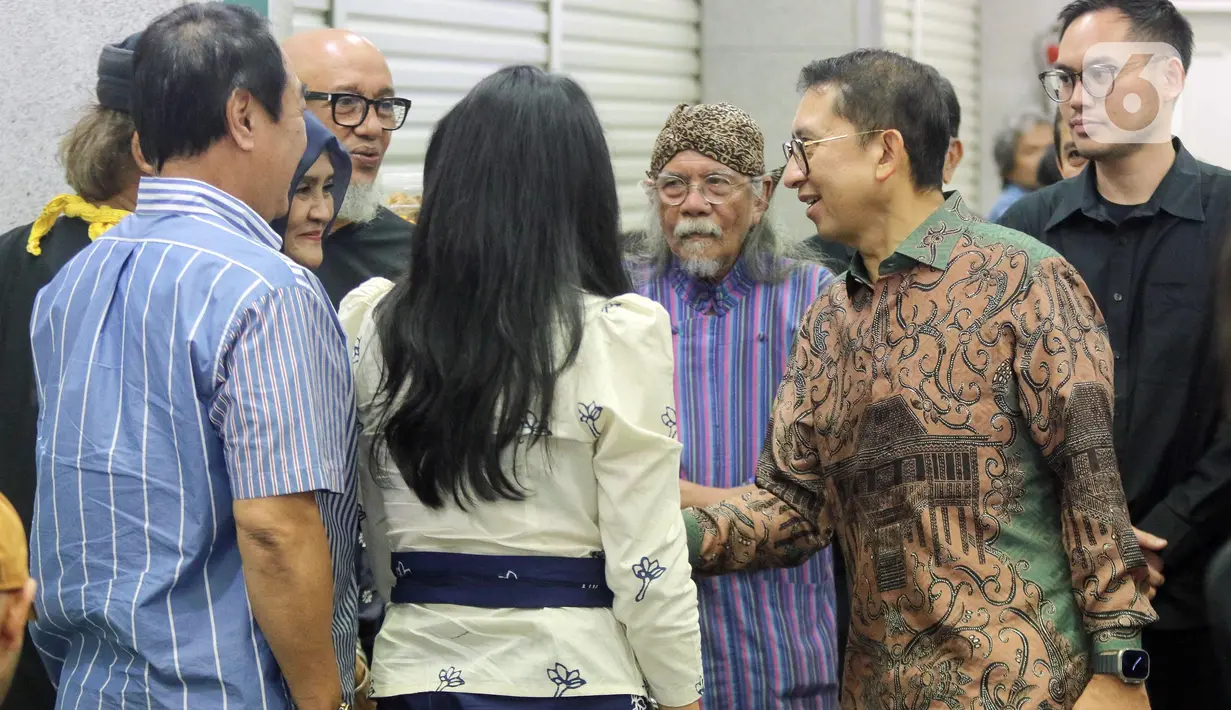 Menteri Kebudayaan Republik Indonesia, Fadli Zon (kedua kanan) saat melayat mendiang Ray Sahetapy di Rumah Duka Sentosa Rumah Sakit Pusat Angkatan Darat (RSPAD), Jakarta, Rabu (2/4/2025). (Liputan6.com/Herman Zakharia)
