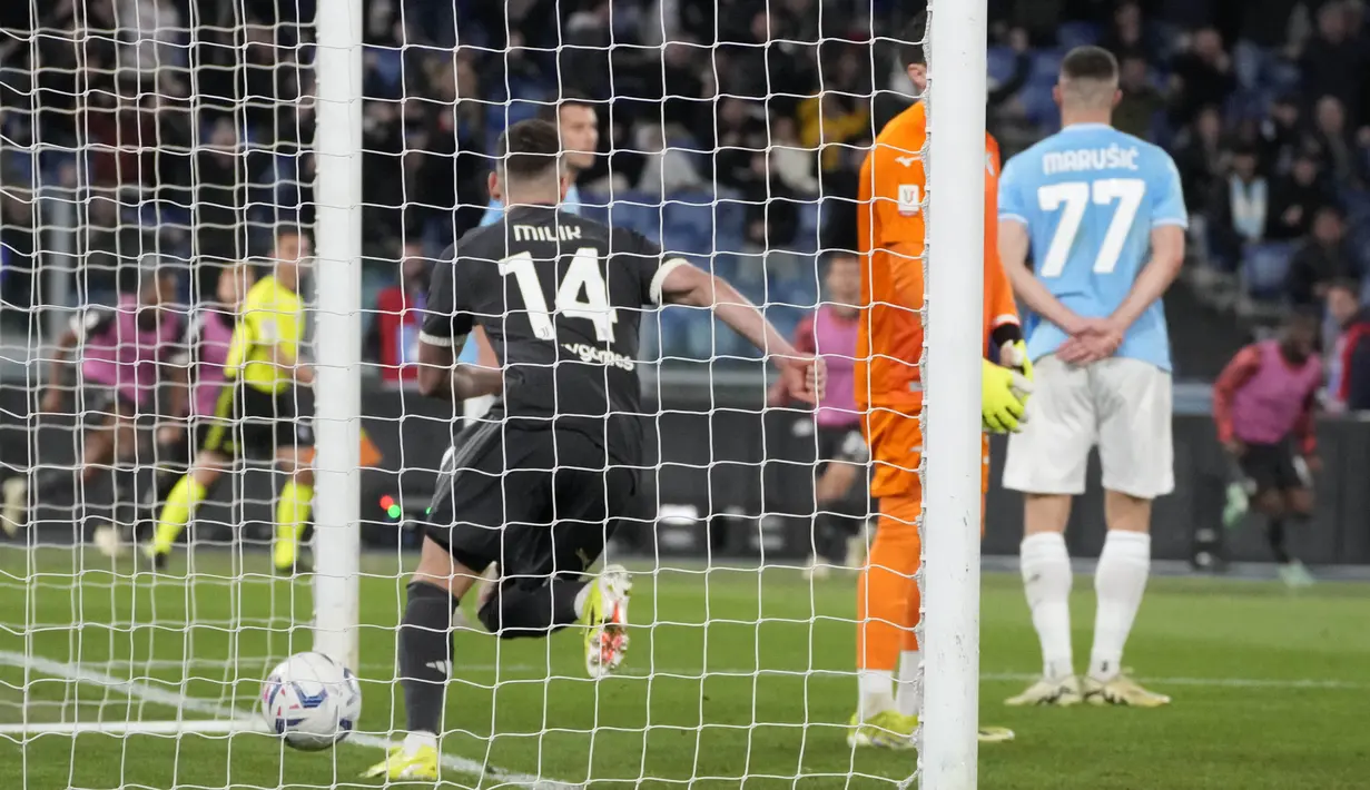 Arkadiusz Milik dari Juventus melakukan selebrasi usai mencetak gol ke gawang Lazio pada laga semifinal Coppa Italia meski kalah dari Lazio di Stadio Olimpico, Roma, Rabu (24/2/2024).  Milik menjadi pahlawan berkat satu golnya ke gawang Lazio.  (Foto AP/Gregorio Borgia)