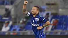 Pemain Atalanta, Alejandro Gomez, melakukan selebrasi usai mencetak gol ke gawang Lazio pada laga Liga Italia di Stadion Olimpico, Roma, Rabu (30/9/2020). Atalanta menang dengan skor 4-1. (Alfredo Falcone/LaPresse via AP)