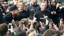 Bintang Prancis, Kylian Mbappe, menyapa fans saat mengunjungi markas AS Bondy di Paris, Rabu (17/10). Kunjungan ke klub pertamanya ini dilakukan setelah dirinya meraih gelar Piala Dunia 2018. (AFP/Franck Fife)
