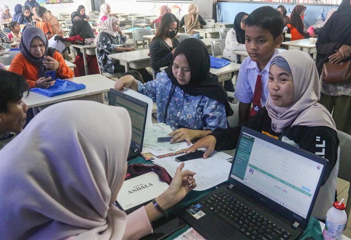 FOTO: Antusias Siswa dan Orang Tua Manfaatkan Layanan Kependudukan di SDN Kebagusam 01