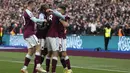 Pemain West Ham merayakan setelah gelandang Manuel Lanzini mencetak gol ke gawang Chelsea pada pertandingan lanjutan Liga Inggris di stadion London di London Timur (4/12/2021). Atas hasil ini, West Ham memperkokoh posisinya di urutan keempat dengan 27 poin. (AP Photo/Alastair Grant)