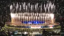 Kembang api menerangi langit di atas Stadion Olimpiade selama upacara penutupan Olimpiade Tokyo 2020, di Tokyo, pada 8 Agustus 2021. (AFP/Charly Triballeau)
