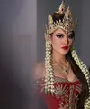 Penyanyi yang selama ini identik dengan penampilan elegan dan feminin itu kini bertransformasi menjadi sosok Srikandi yang tangguh untuk pertunjukan musikal Pagelaran Sabang Merauke 2026: Hikayat Srikandi Nusantara. [@bubahalfian].