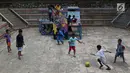 Anak-anak bermain bola di area Taman Puring , Jakarta, Jumat (11/1). Pemprov DKI Jakarta berencana merevitalisasi lima taman, diantaranya Taman Tebet, Taman Puring, Taman Tugu Tani, Taman Mataram, dan Taman Langsat. (Liputan6.com/Helmi Fithriansyah)