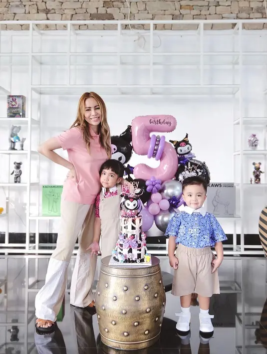 Padu padan busananya yang kekinian bikin Momo terlihat lebih fresh dan youthful.