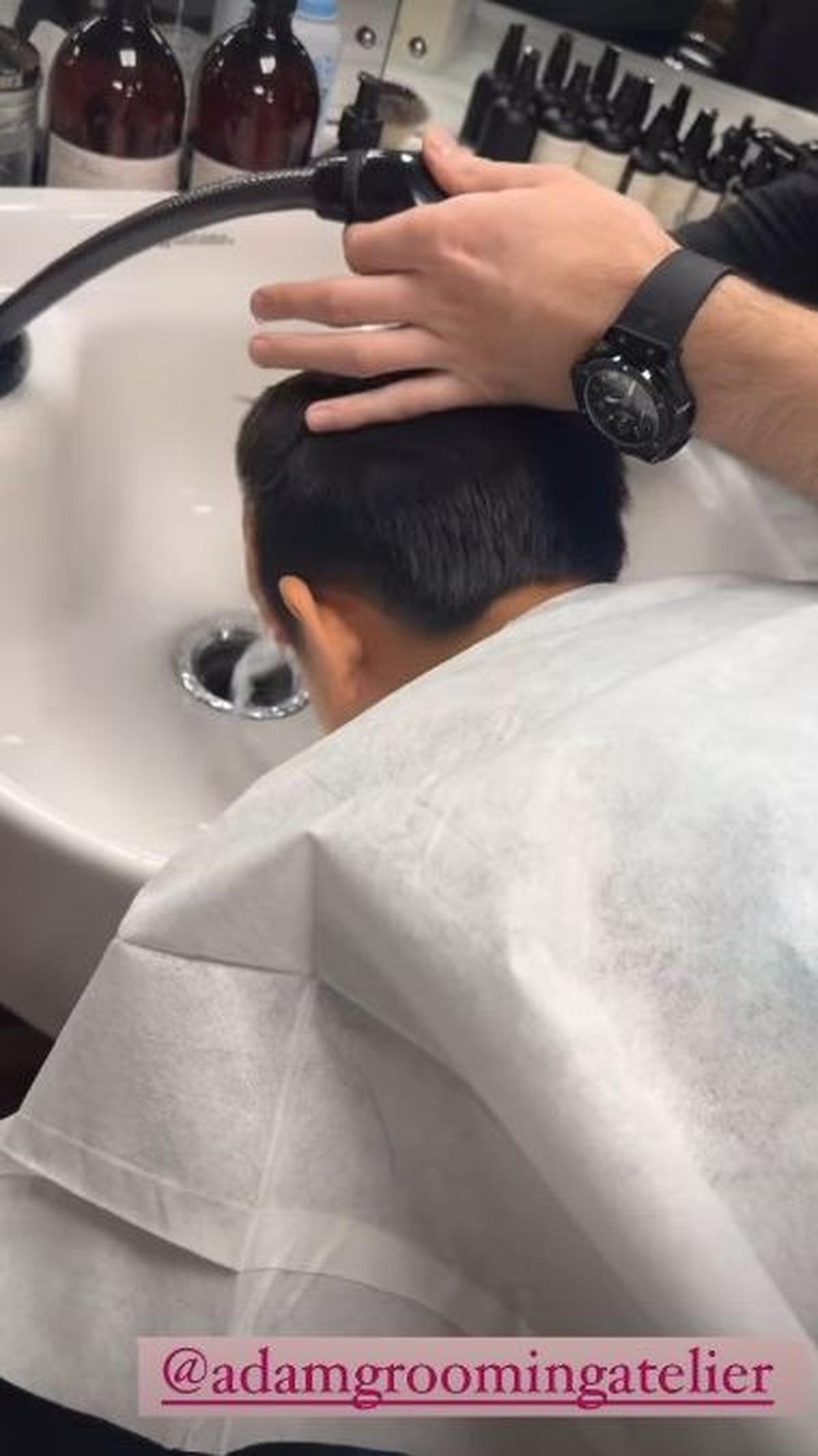 Terlihat Rafathar dicuci rambut sambil digoda sang ibu.<br>