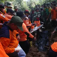  Tim penyelamat mengevakuasi jenazah menggunakan kantong di desa Caok,Purworejo, Jawa Tengah, Selasa, (21/6).  (Boy Harjanto)