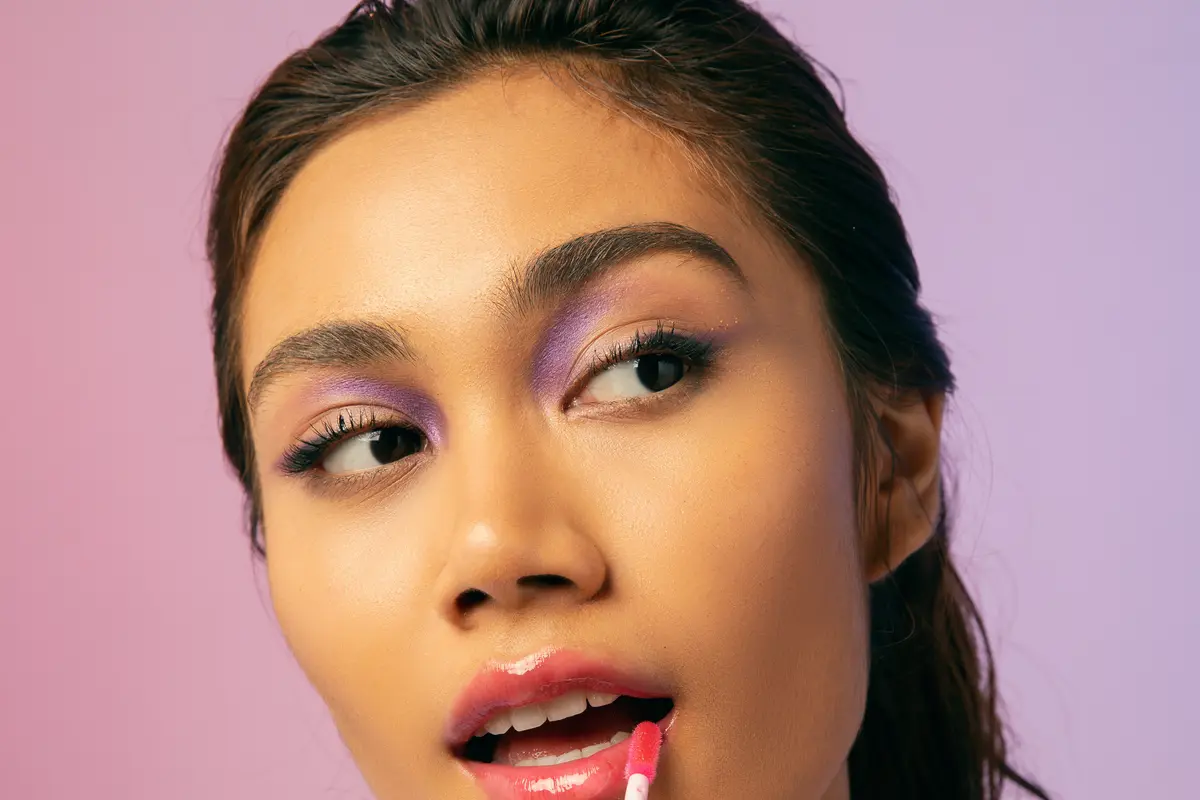 Atas bibir kering saat puasa dengan lip gloss/dok. SECONDATE Beauty